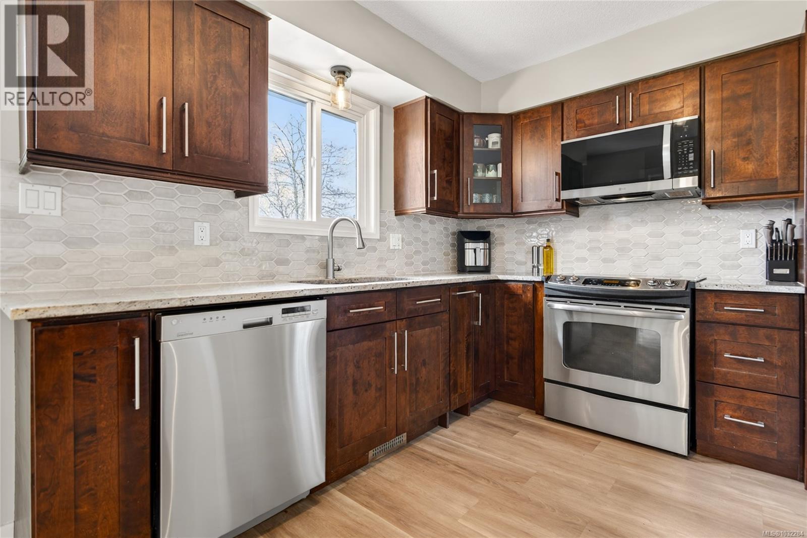 46 PANORAMA CRES - 9