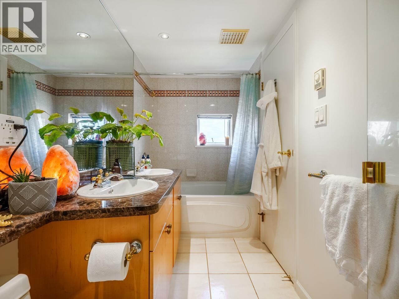 321 1228 MARINASIDE CRESCENT, Vancouver