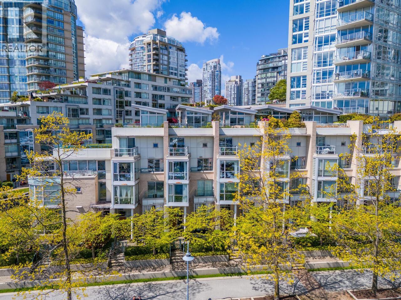 321 1228 MARINASIDE CRESCENT, Vancouver