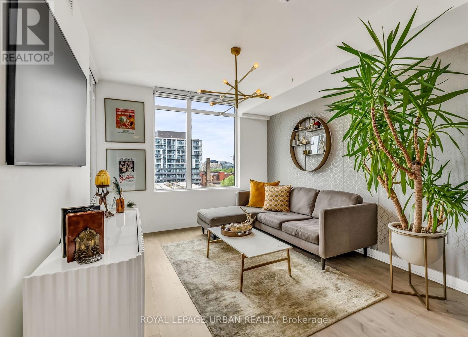 #611 27 BATHURST STREET - 1