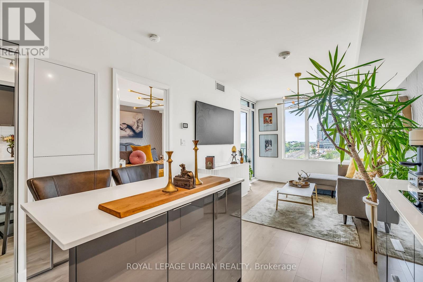 #611 27 BATHURST STREET - 10