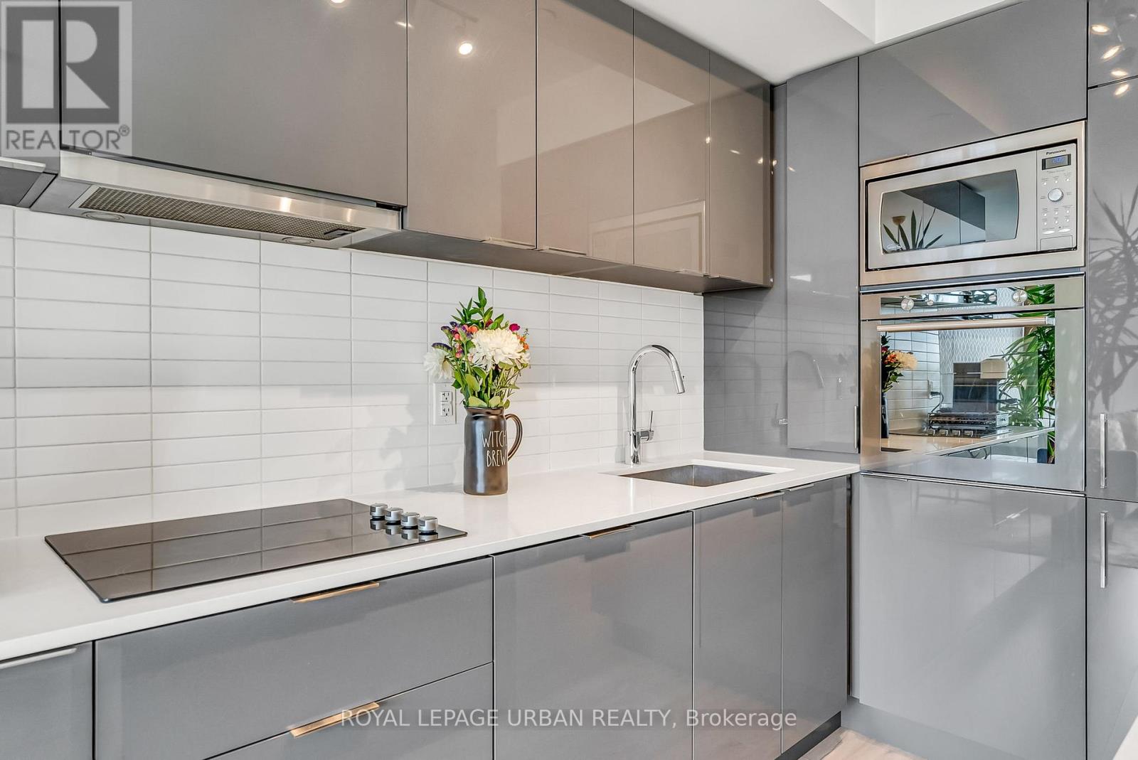 #611 27 BATHURST STREET - 11