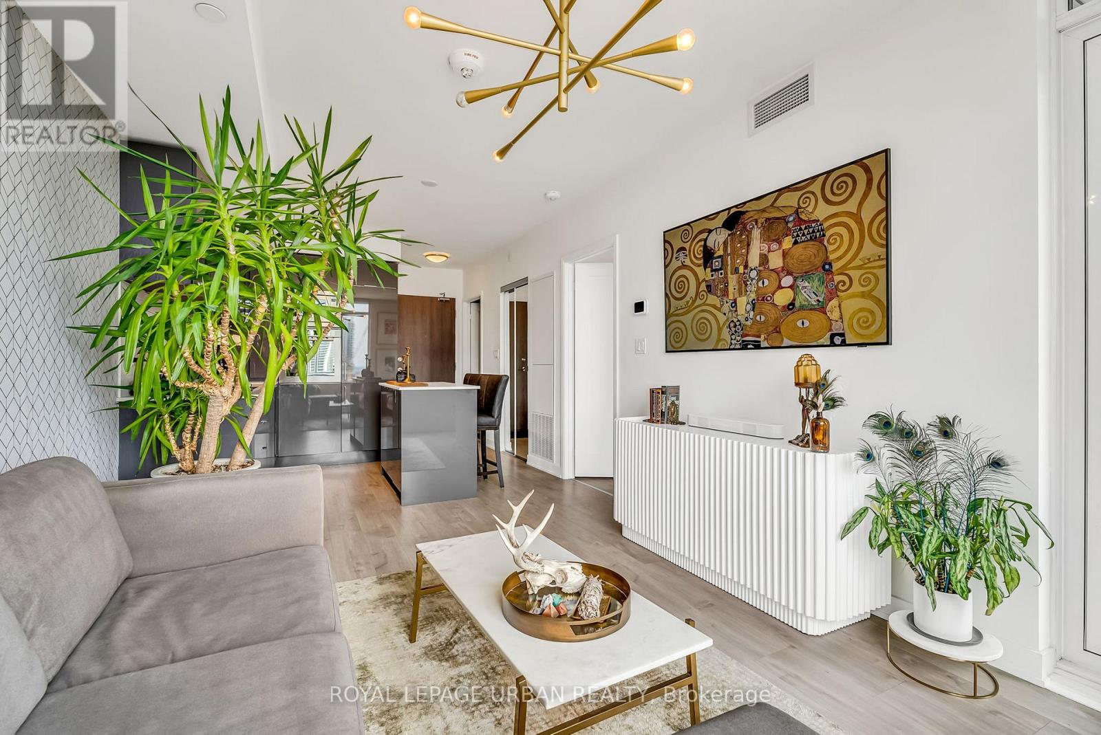 #611 27 BATHURST STREET - 13