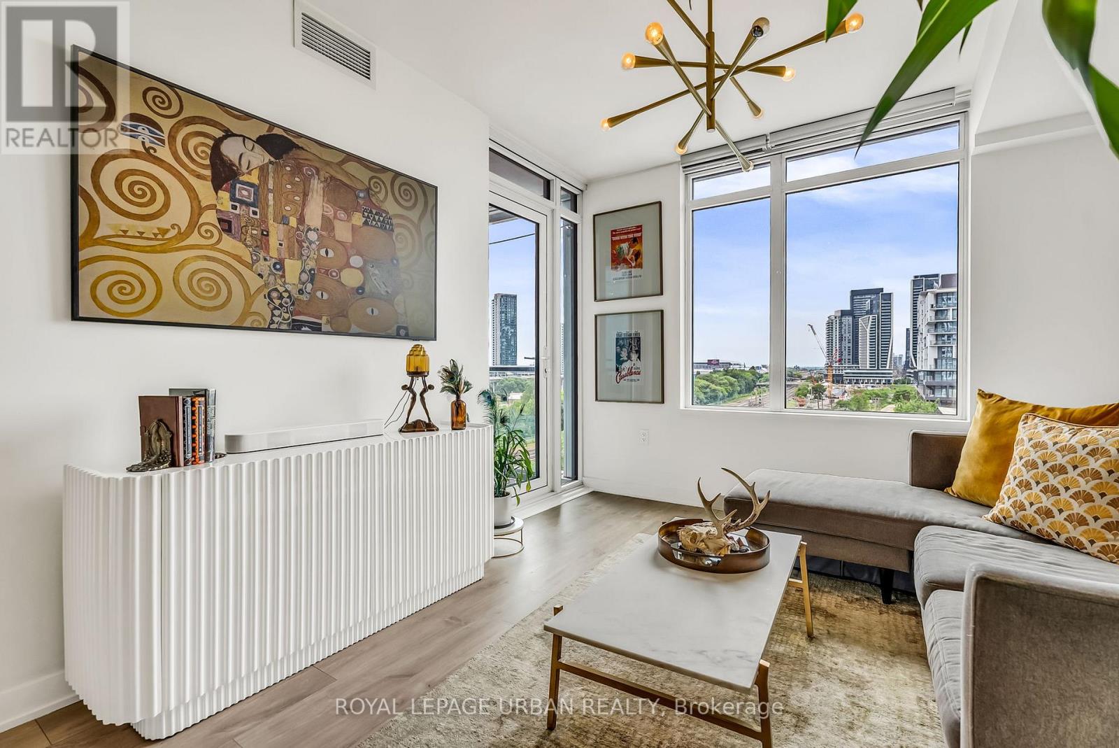#611 27 BATHURST STREET - 14