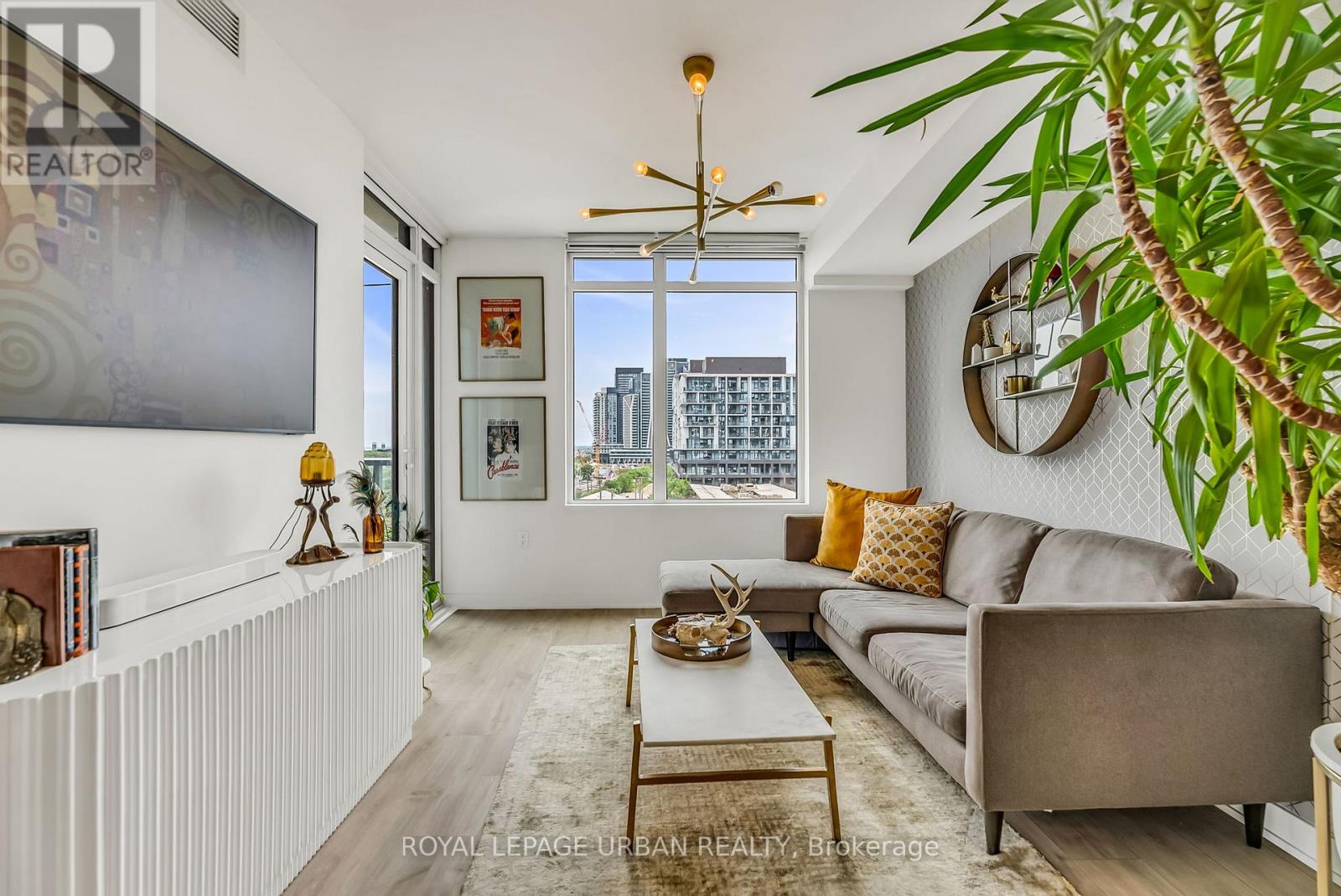 #611 27 BATHURST STREET - 15