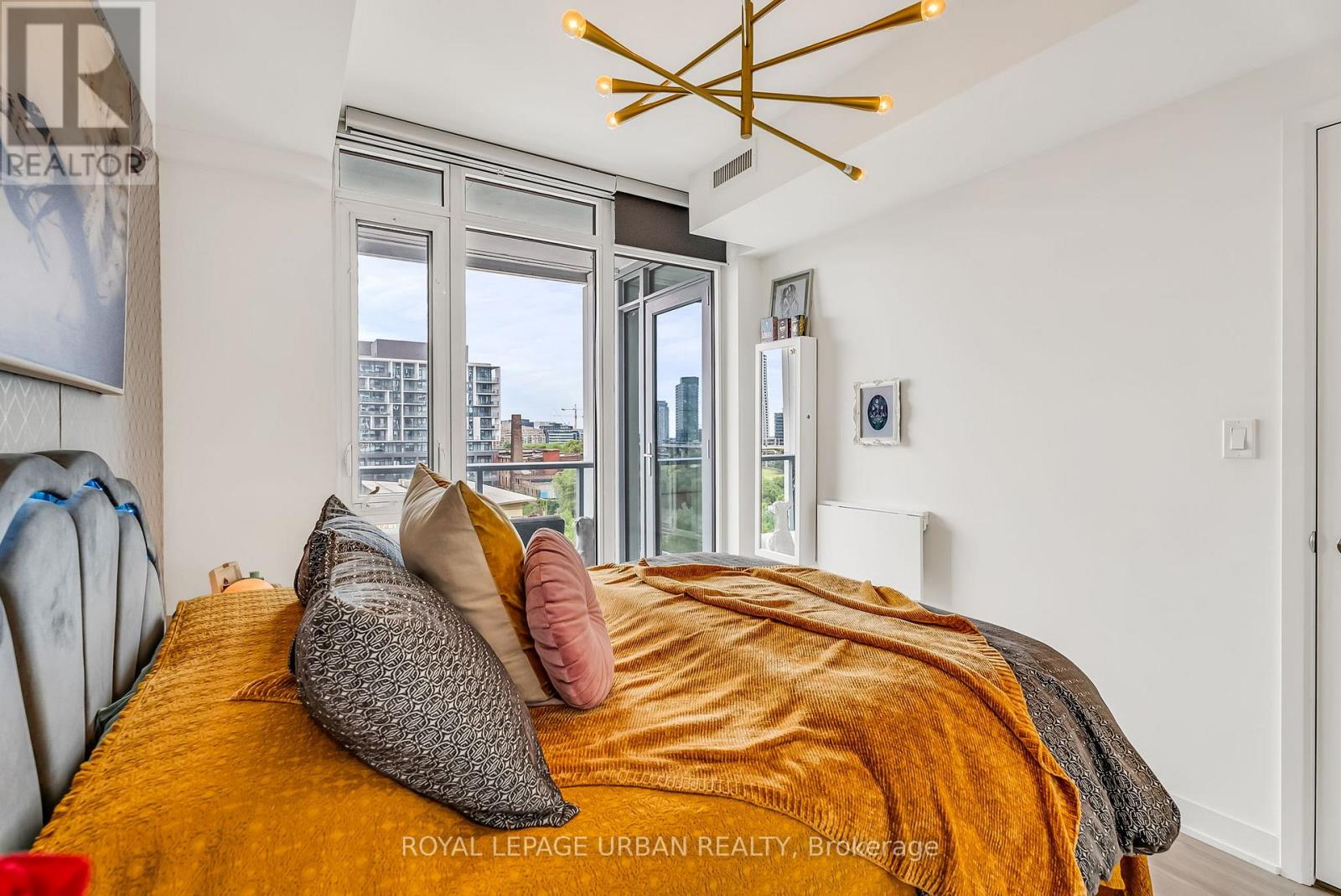 #611 27 BATHURST STREET - 17