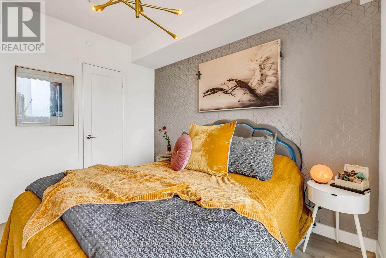 #611 27 BATHURST STREET - 18