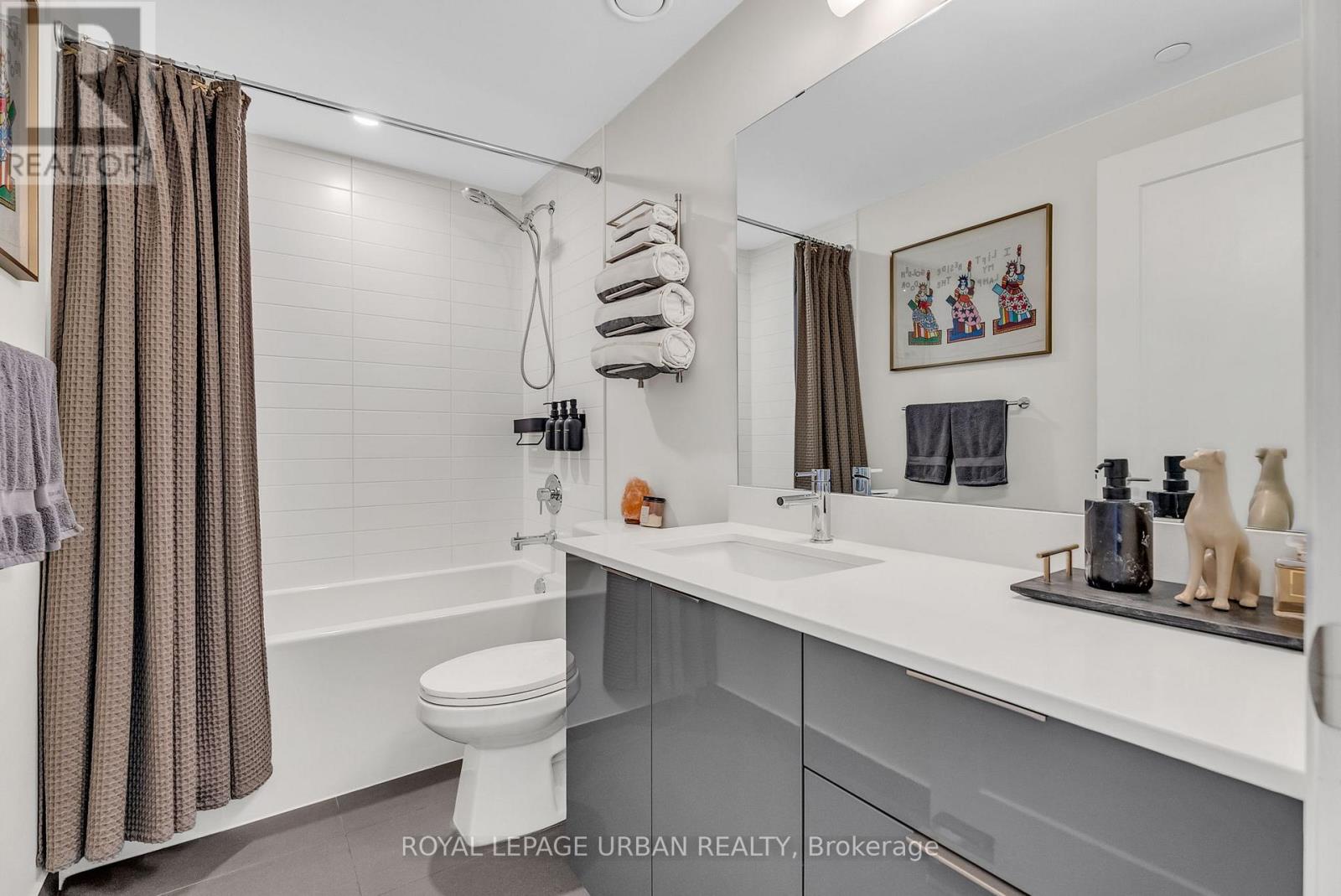 #611 27 BATHURST STREET - 21