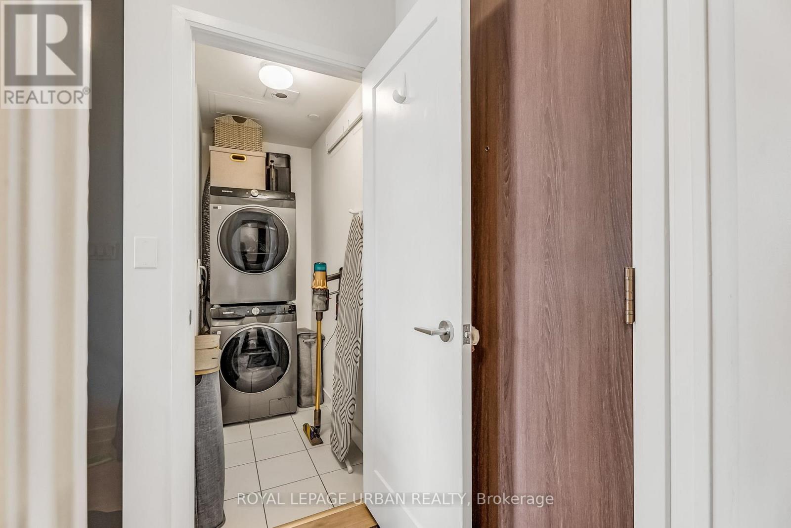 #611 27 BATHURST STREET - 22