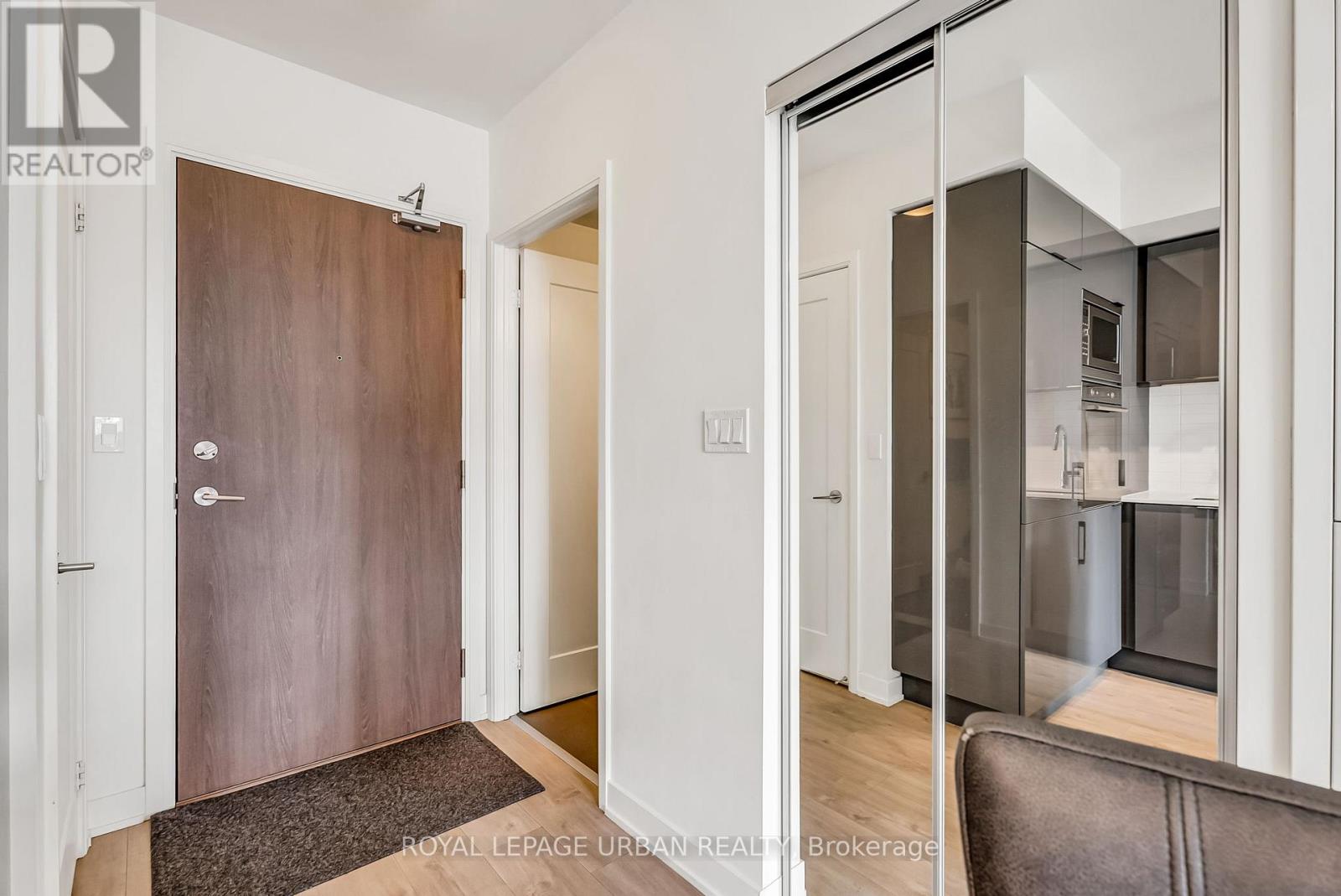 #611 27 BATHURST STREET - 6