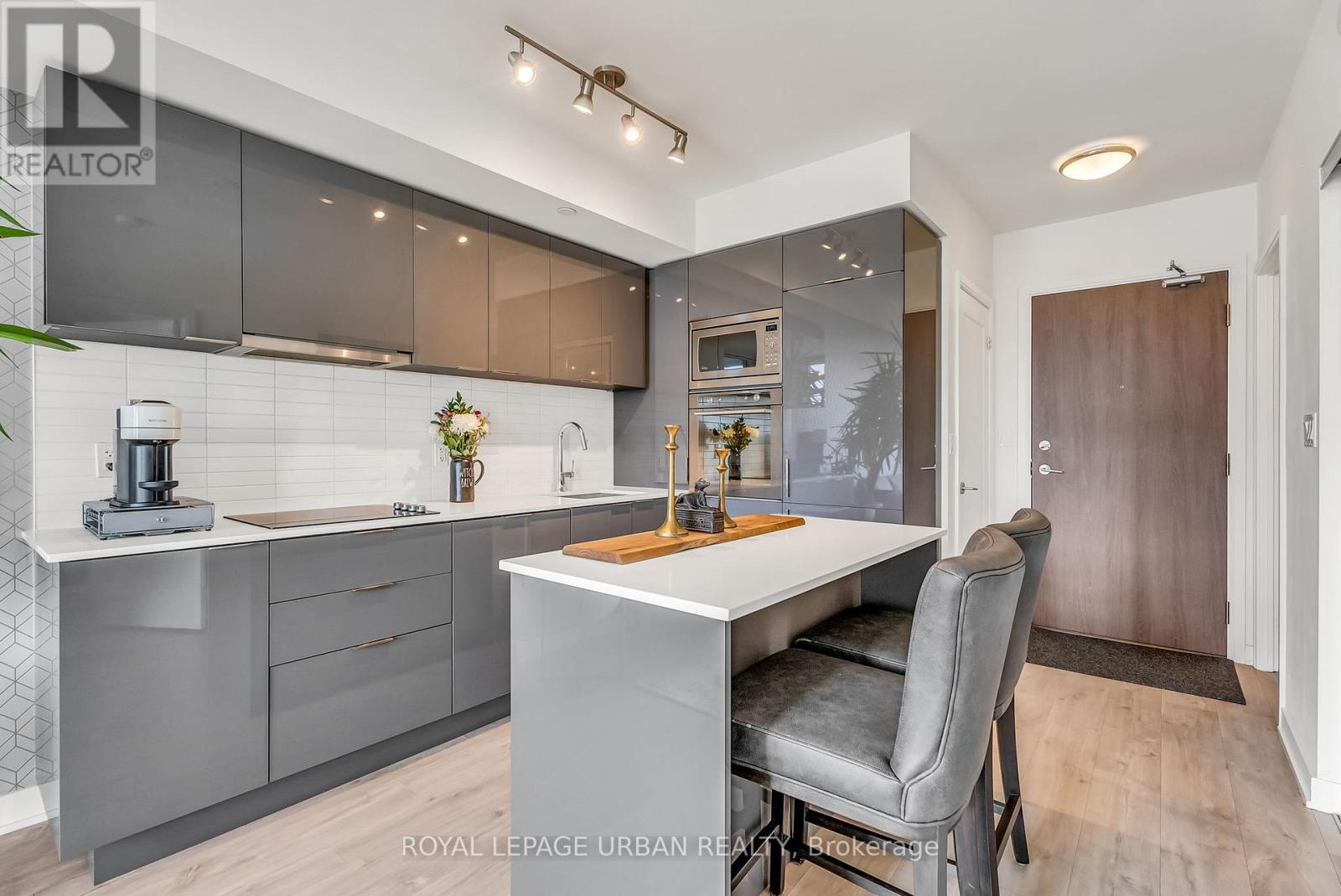 #611 27 BATHURST STREET - 7