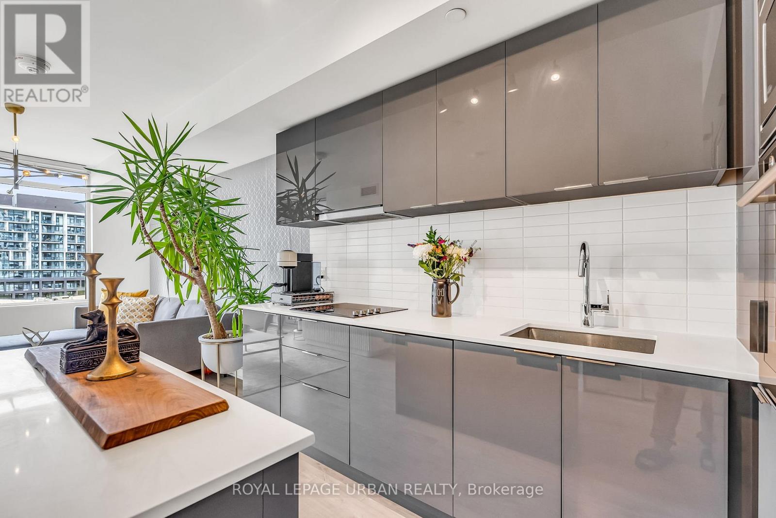 #611 27 BATHURST STREET - 9