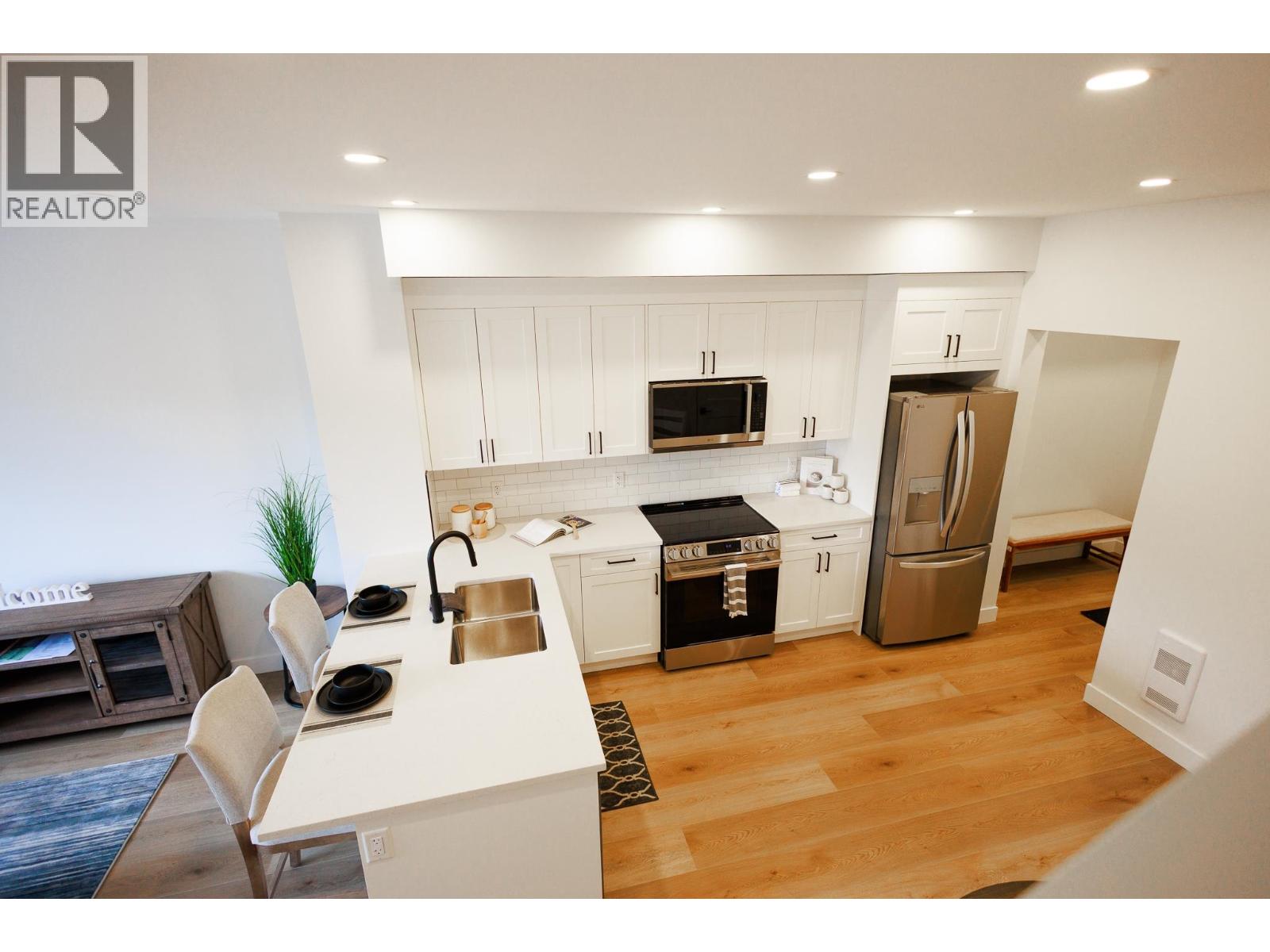 #3 3302 EBY STREET - 12