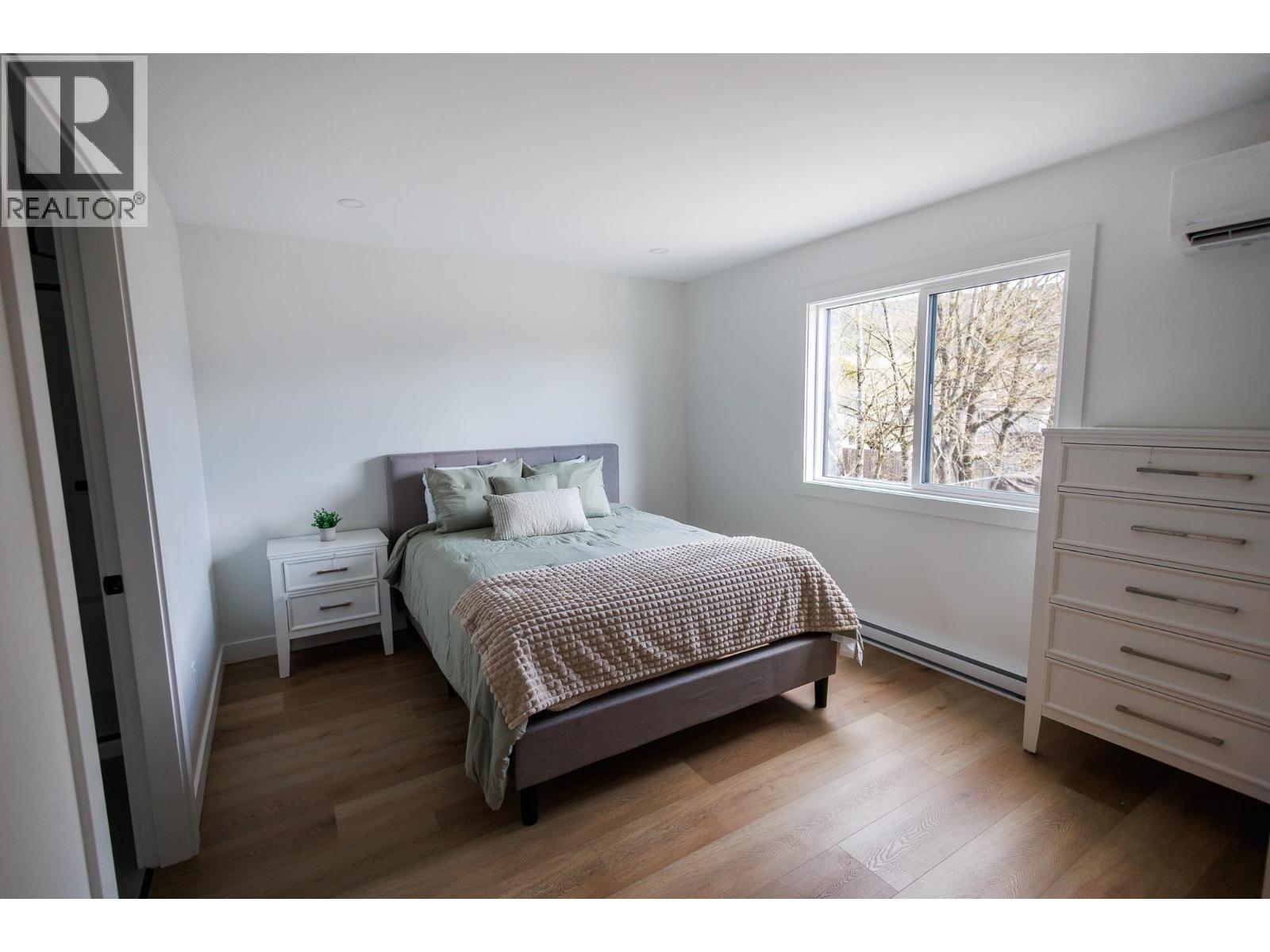 #3 3302 EBY STREET - 16