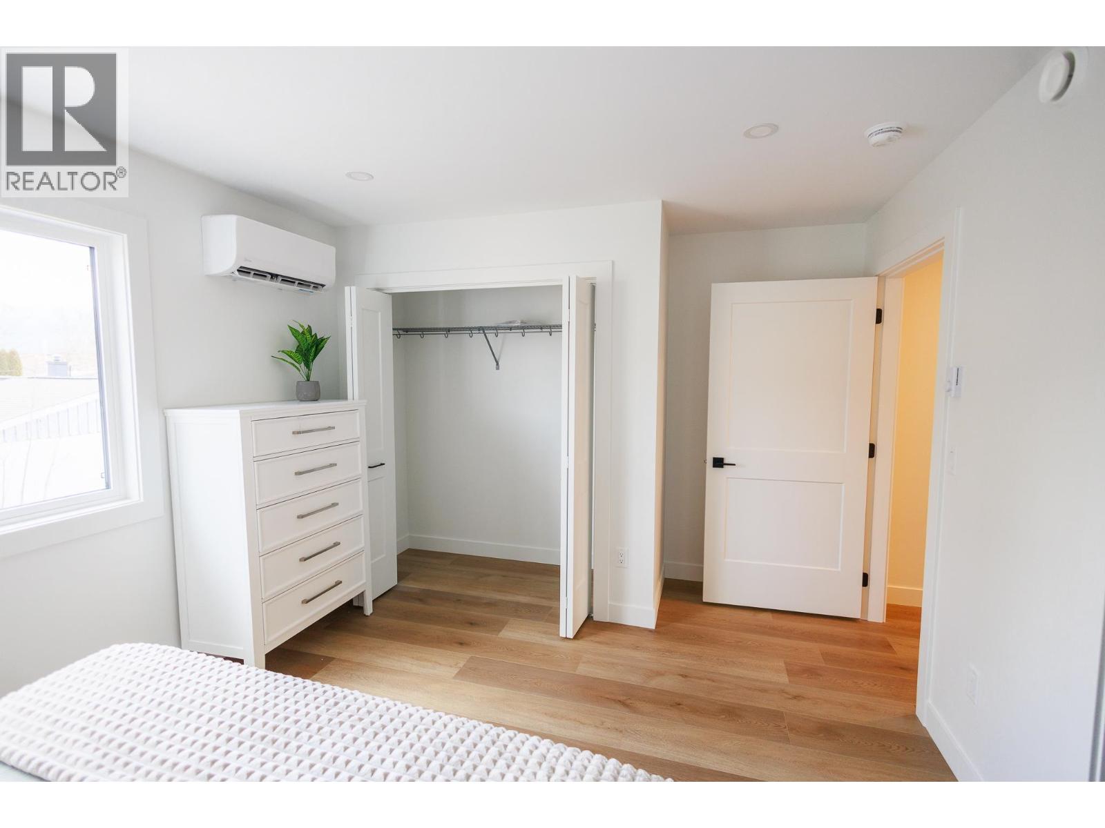 #3 3302 EBY STREET - 17