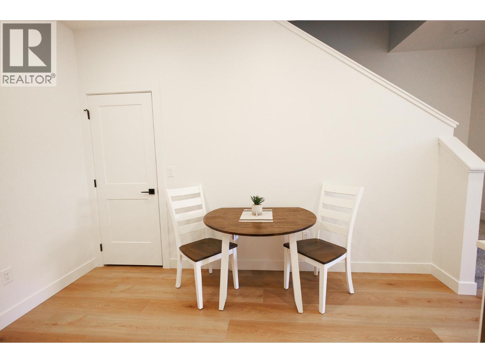 #3 3302 EBY STREET - 23