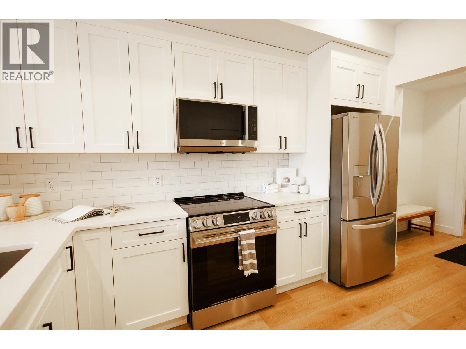 #3 3302 EBY STREET - 4