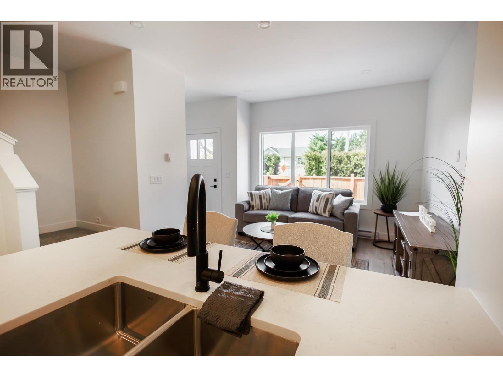 #3 3302 EBY STREET - 6