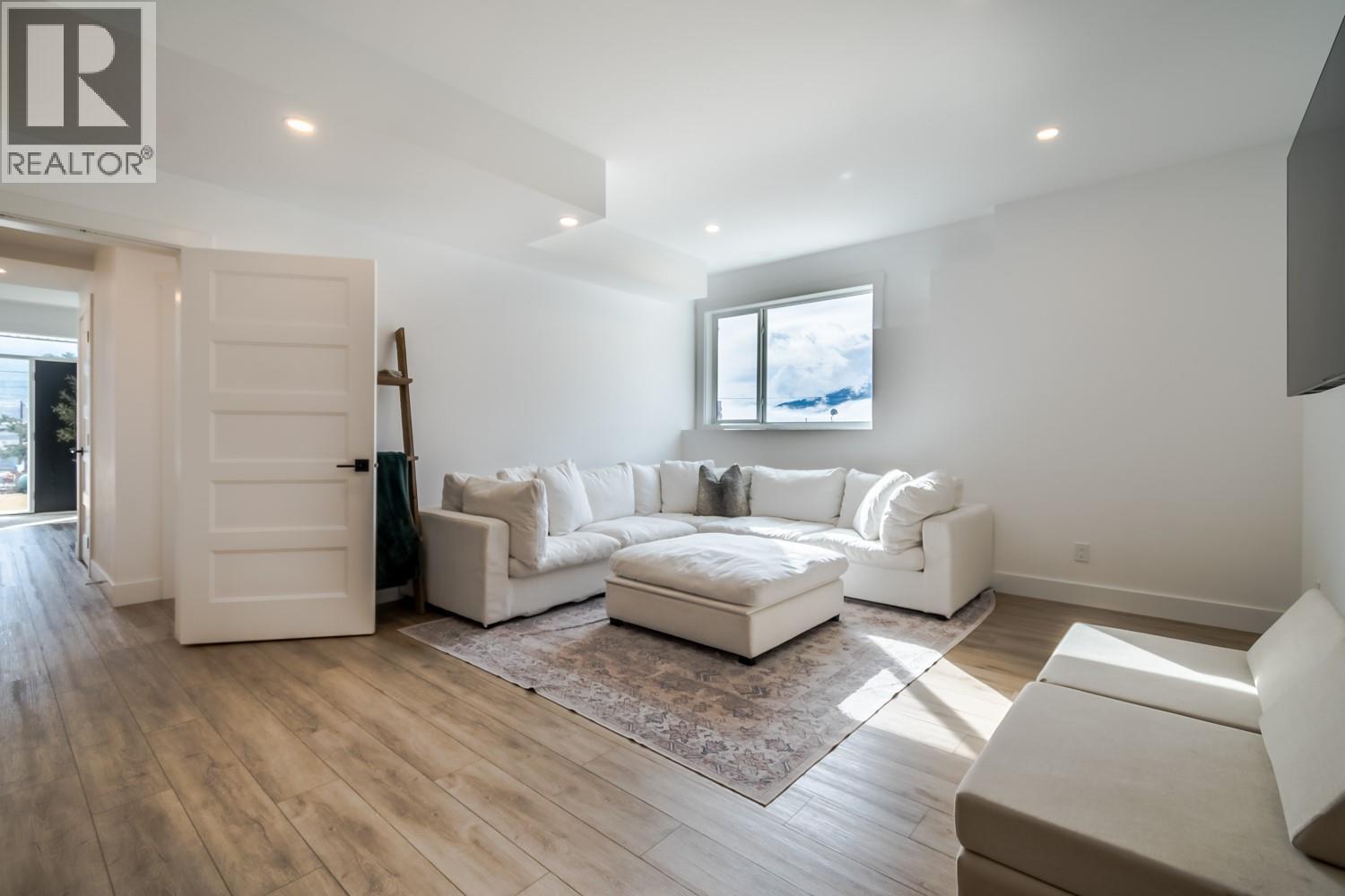 293 PARK Drive - 22