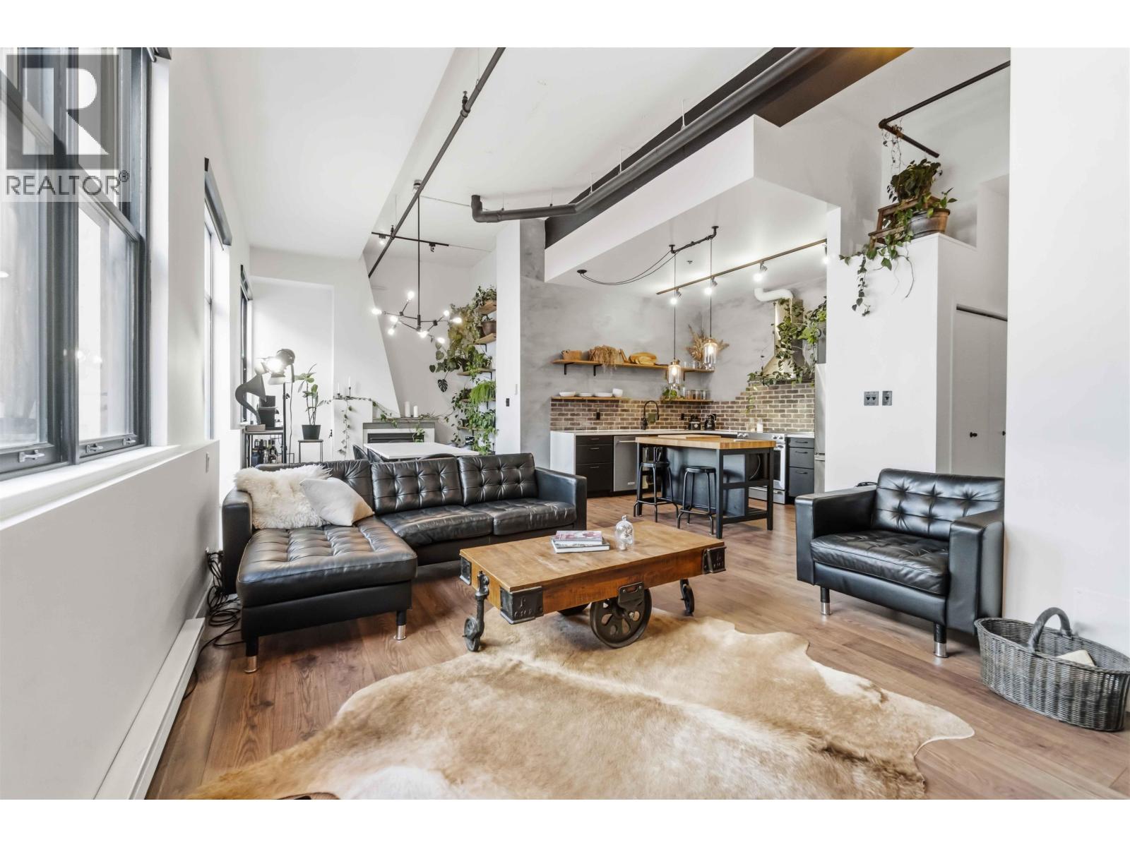 317 549 COLUMBIA STREET