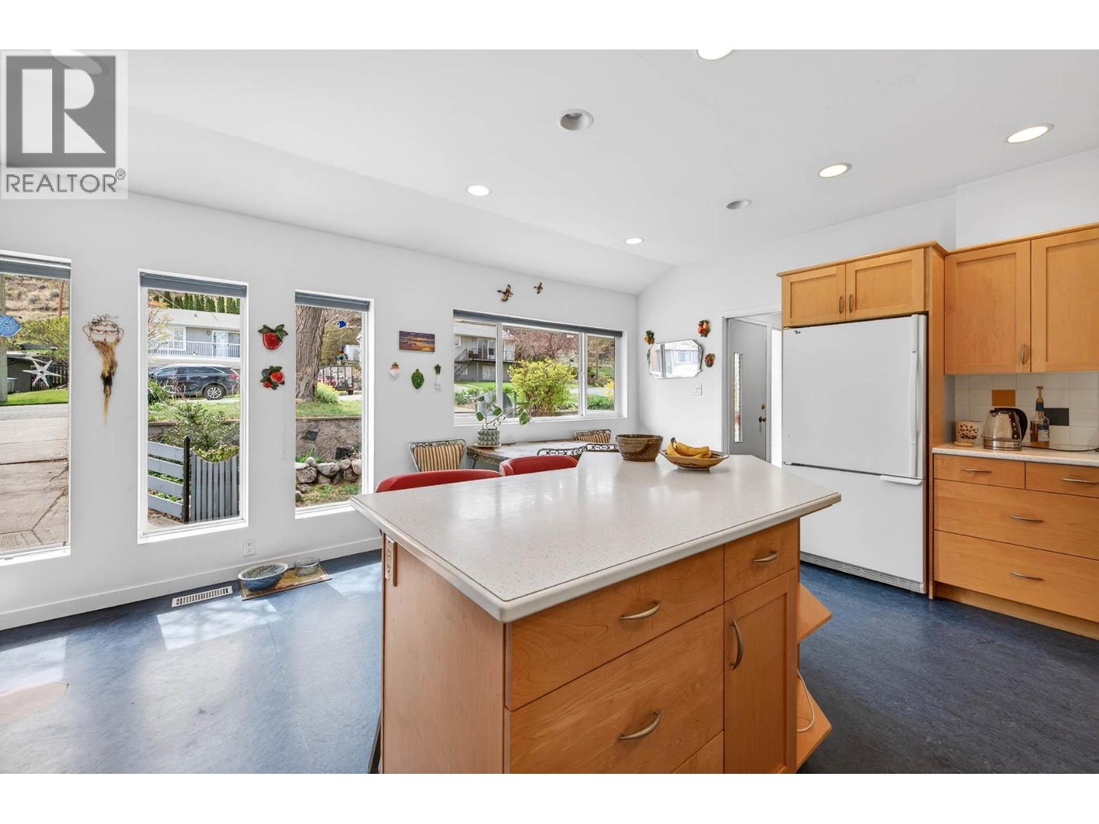 640 FRASER STREET - 21