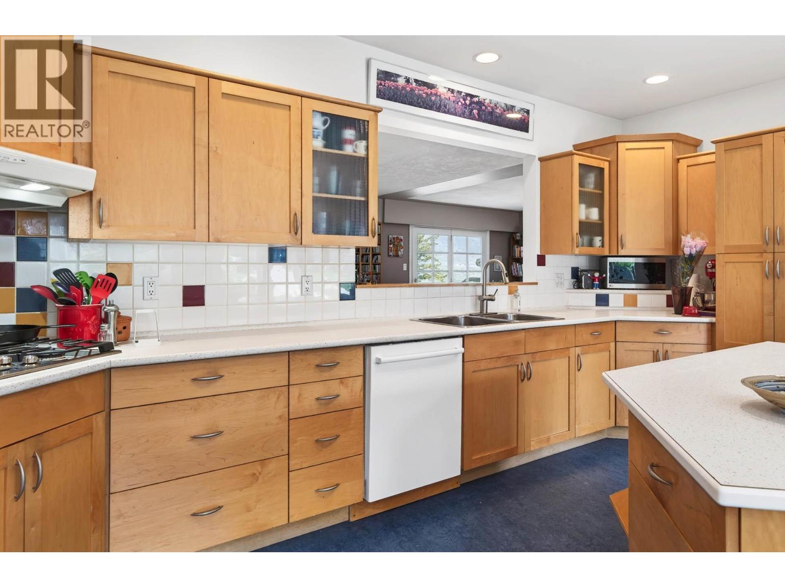 640 FRASER STREET - 17