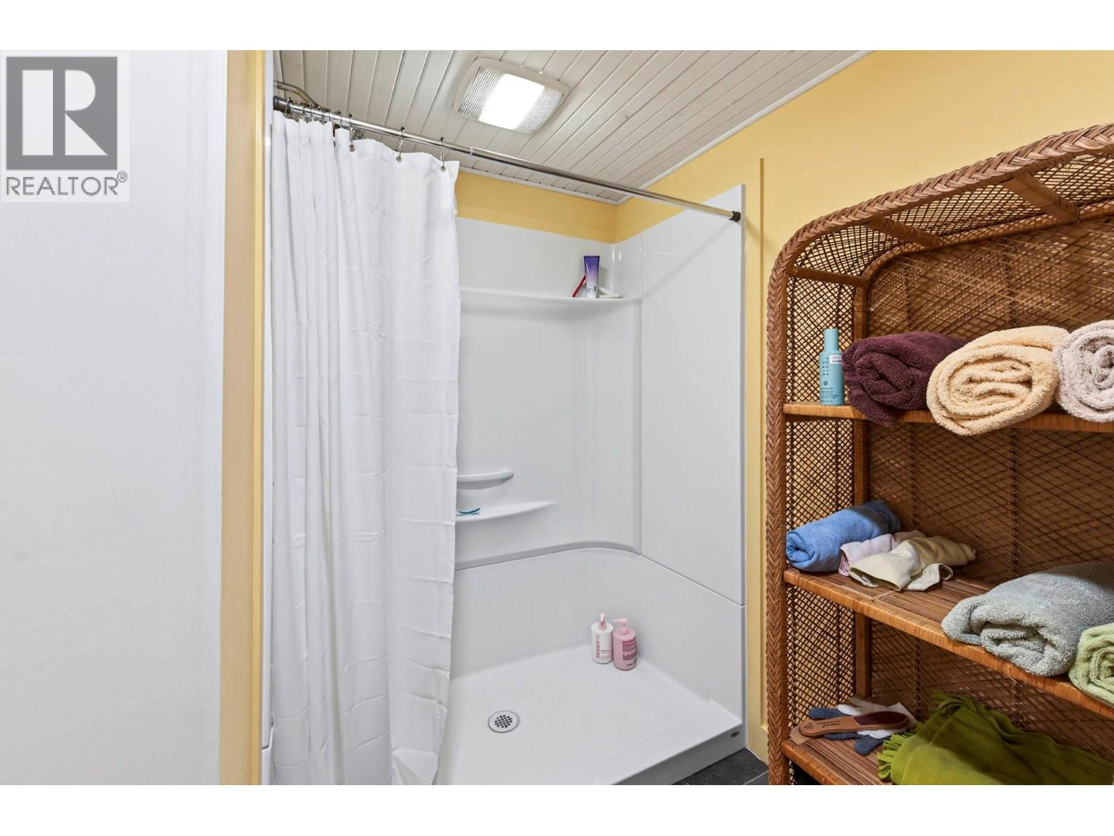 640 FRASER STREET - 40