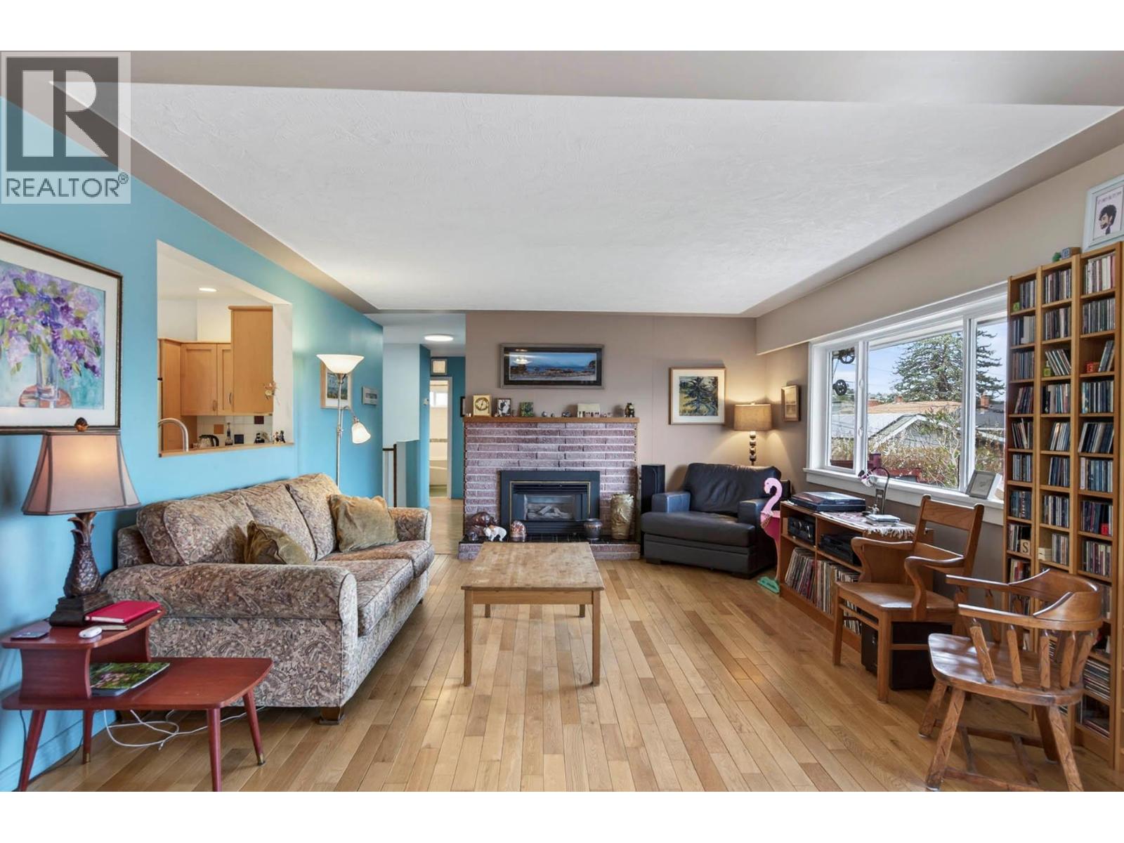 640 FRASER STREET - 5