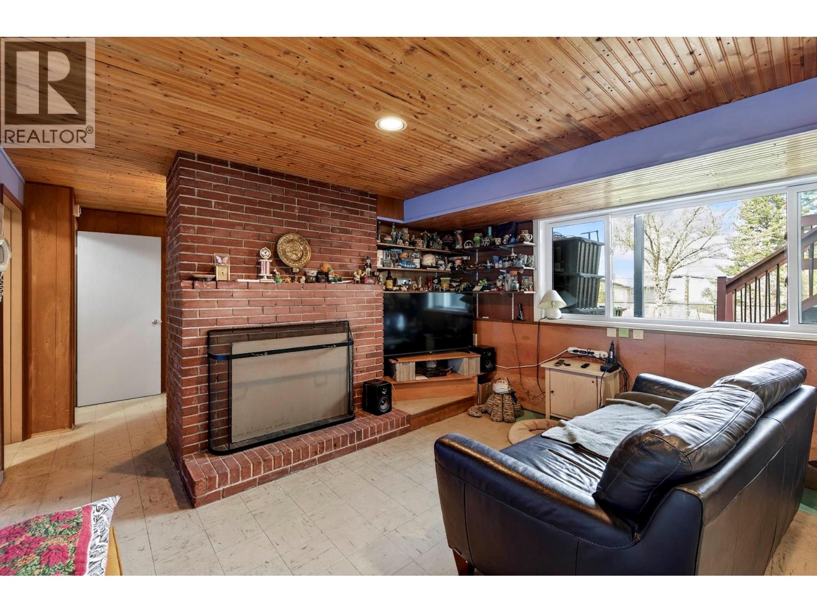 640 FRASER STREET - 33