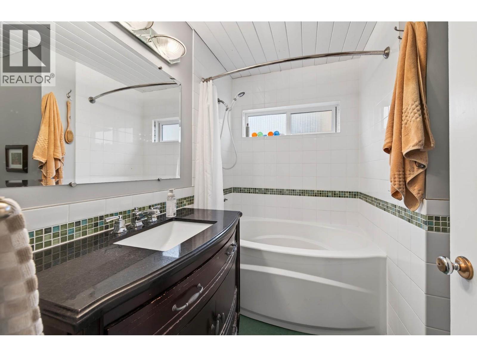 640 FRASER STREET - 30