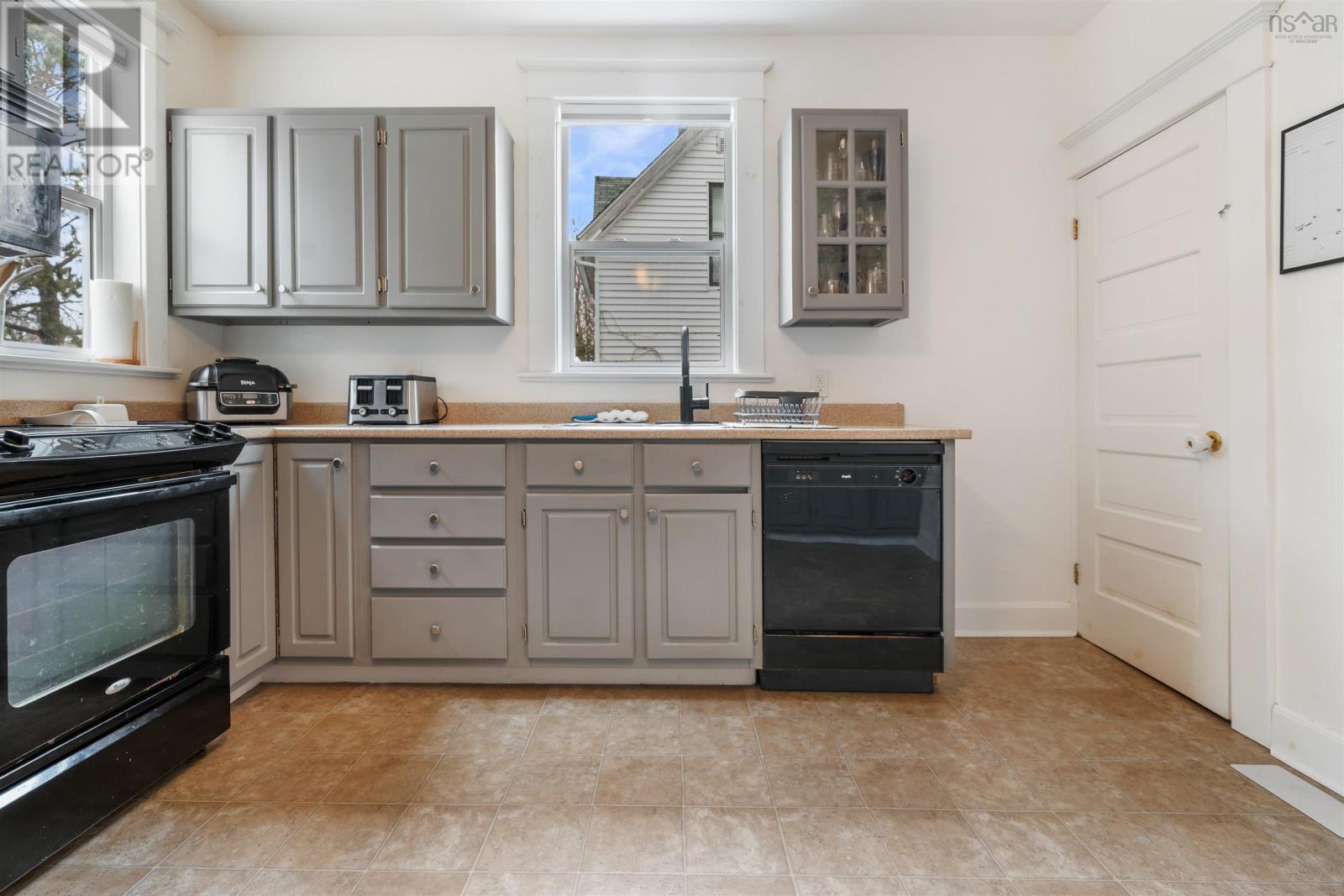 Property 16 of 44 of 168 Carleton Street