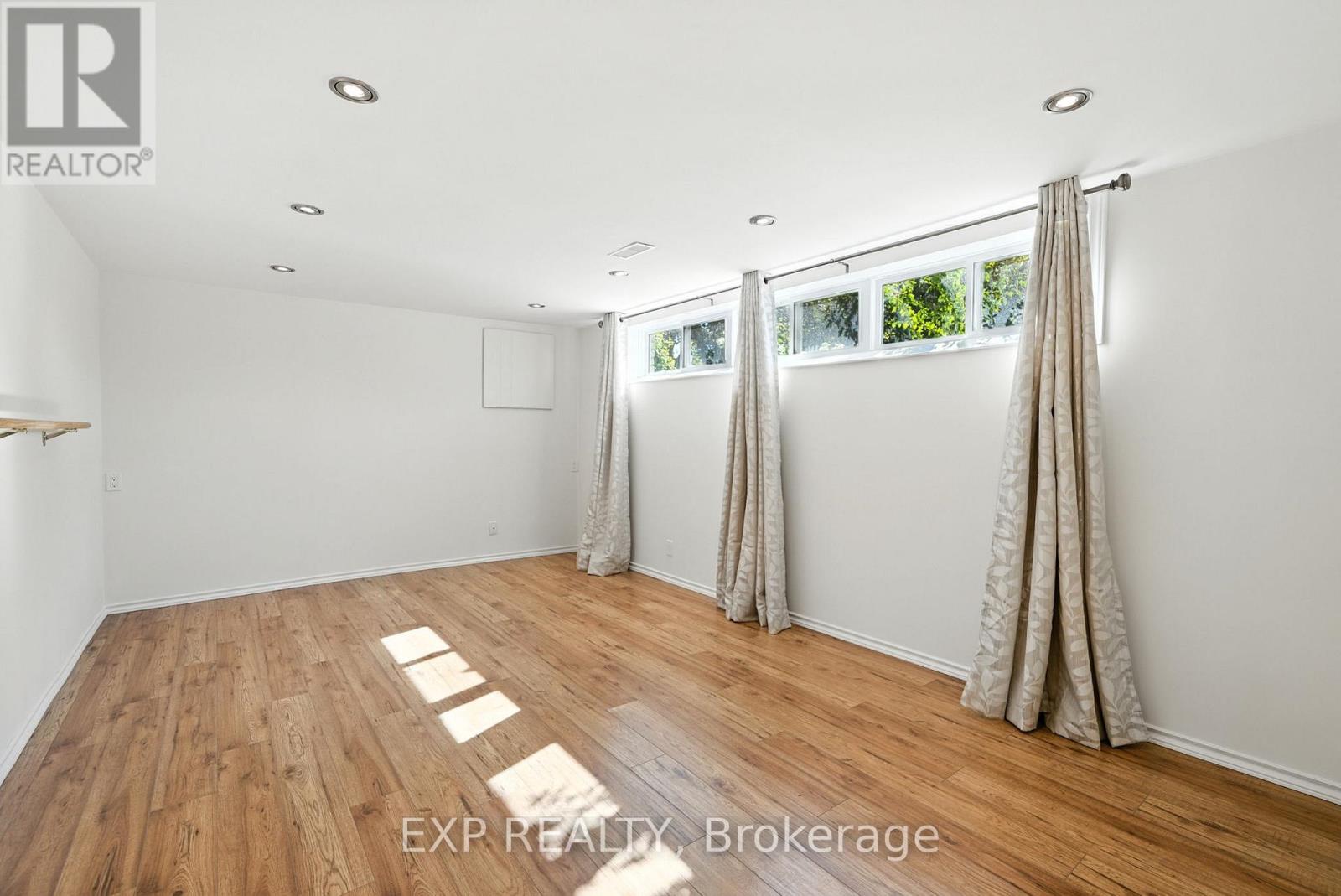 52 BAYVIEW CRESCENT — photo 27