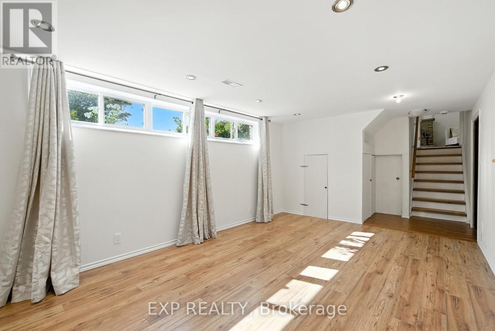 52 BAYVIEW CRESCENT — photo 28