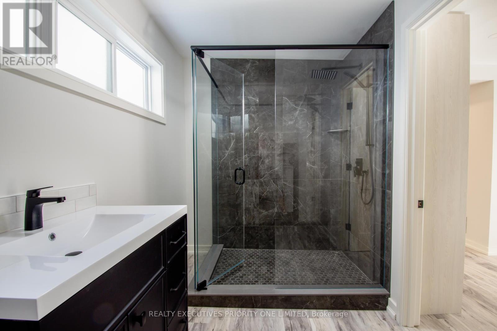 152 MAIN STREET W - 10