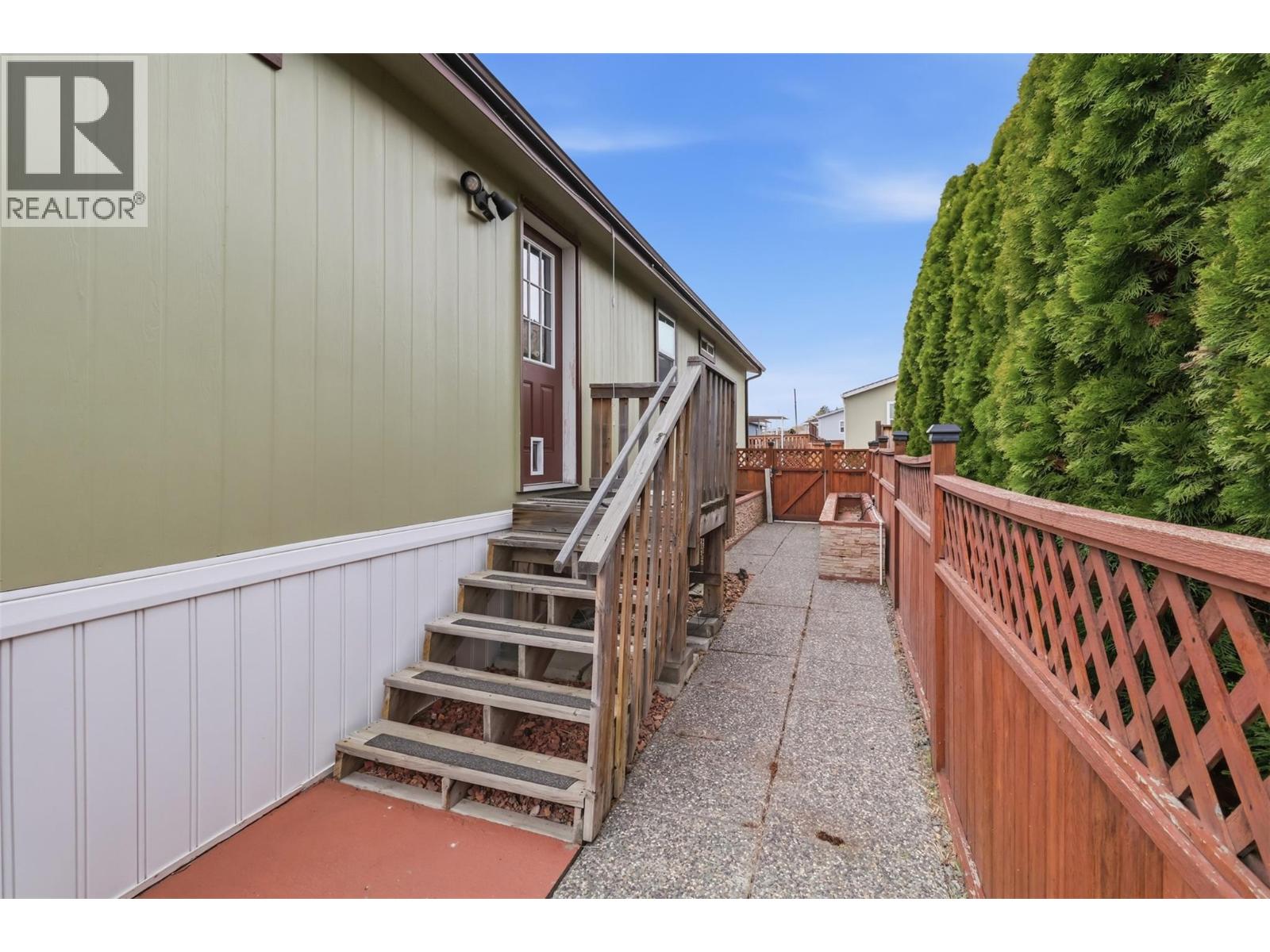 #9 712 SHUSWAP ROAD E - 15