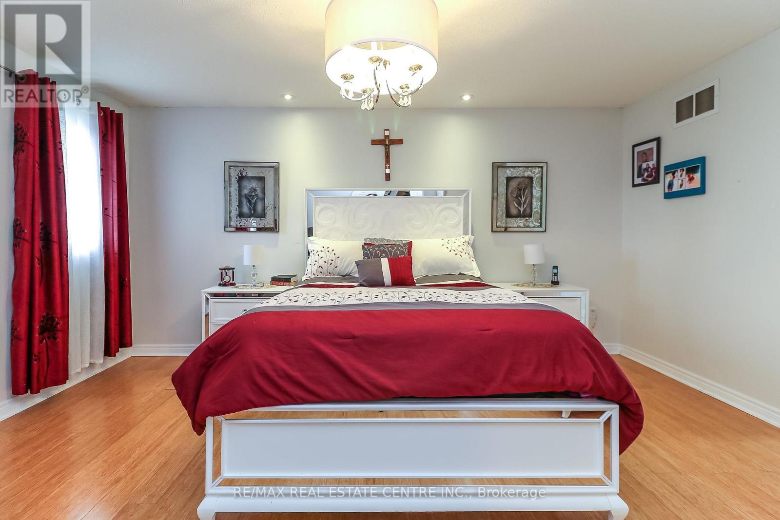 1 SANDRINGHAM DRIVE - 27