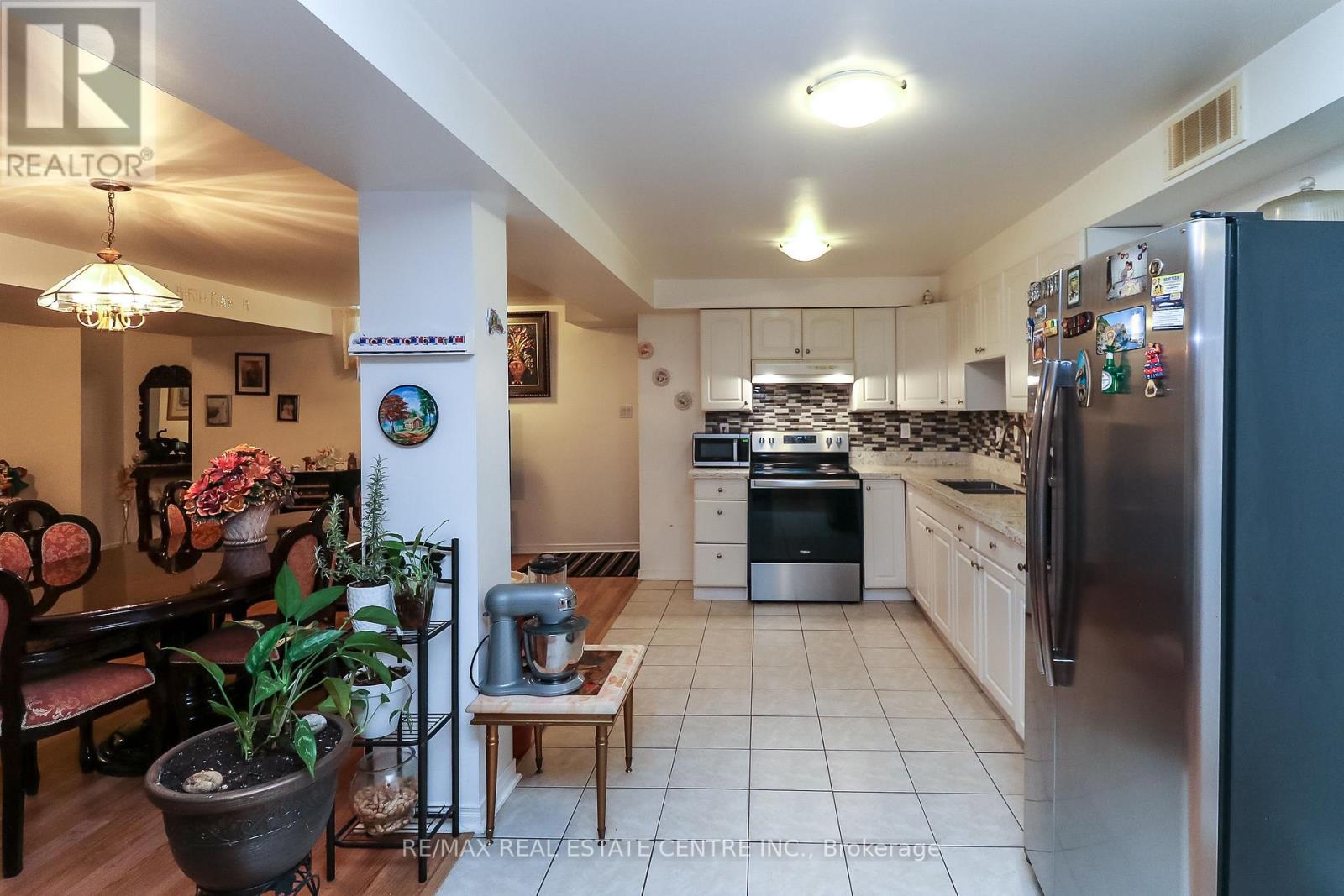1 SANDRINGHAM DRIVE - 36