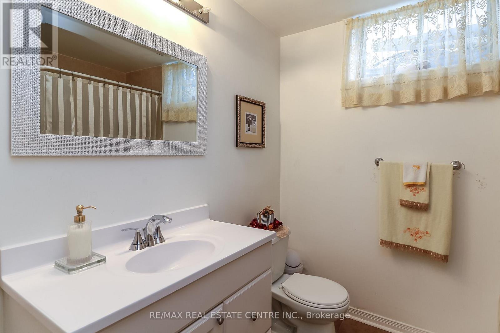 1 SANDRINGHAM DRIVE - 42