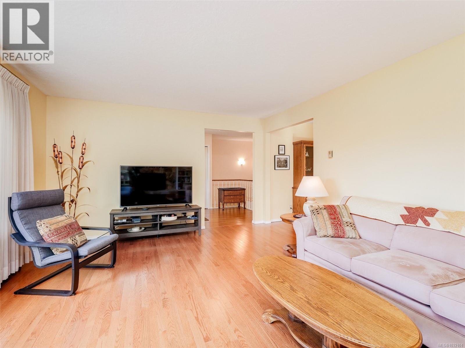  4007 Hollyridge Place, Saanich
