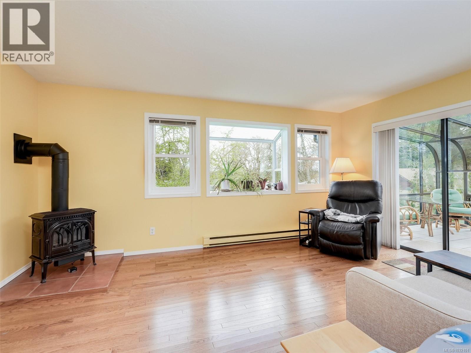  4007 Hollyridge Place, Saanich