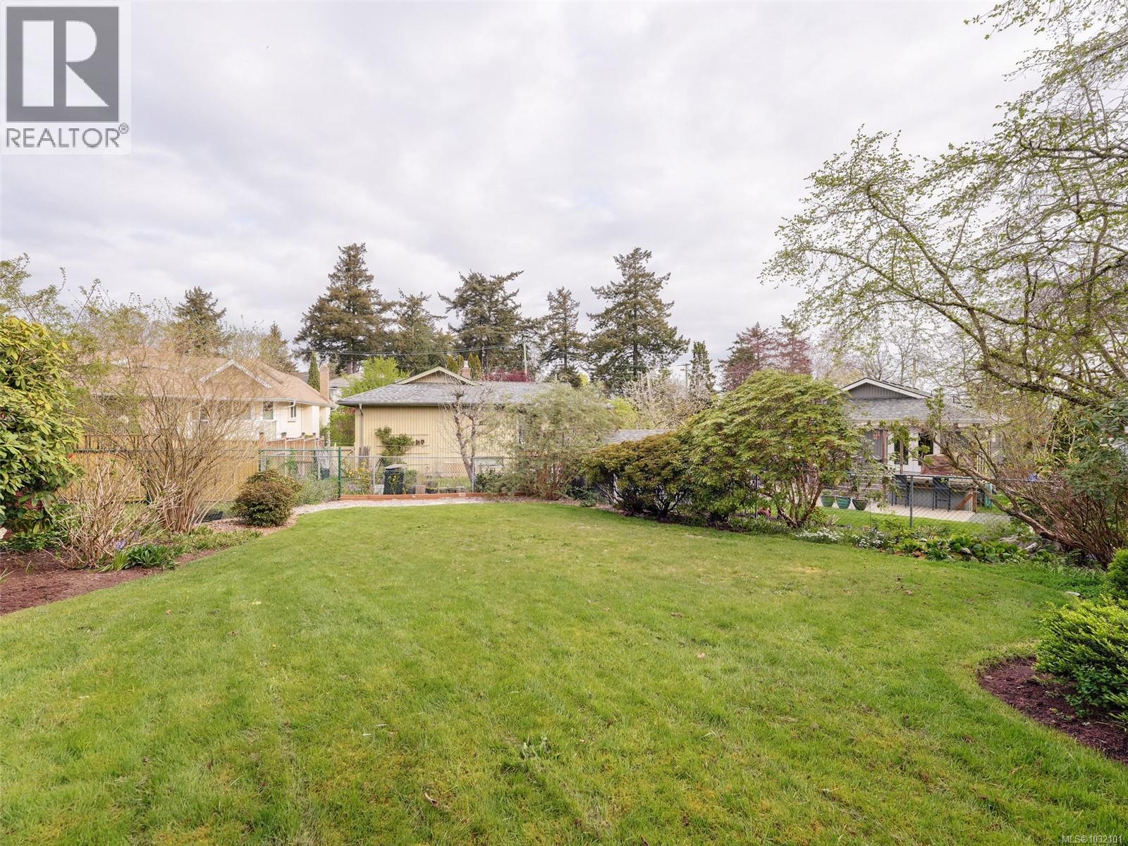  4007 Hollyridge Place, Saanich