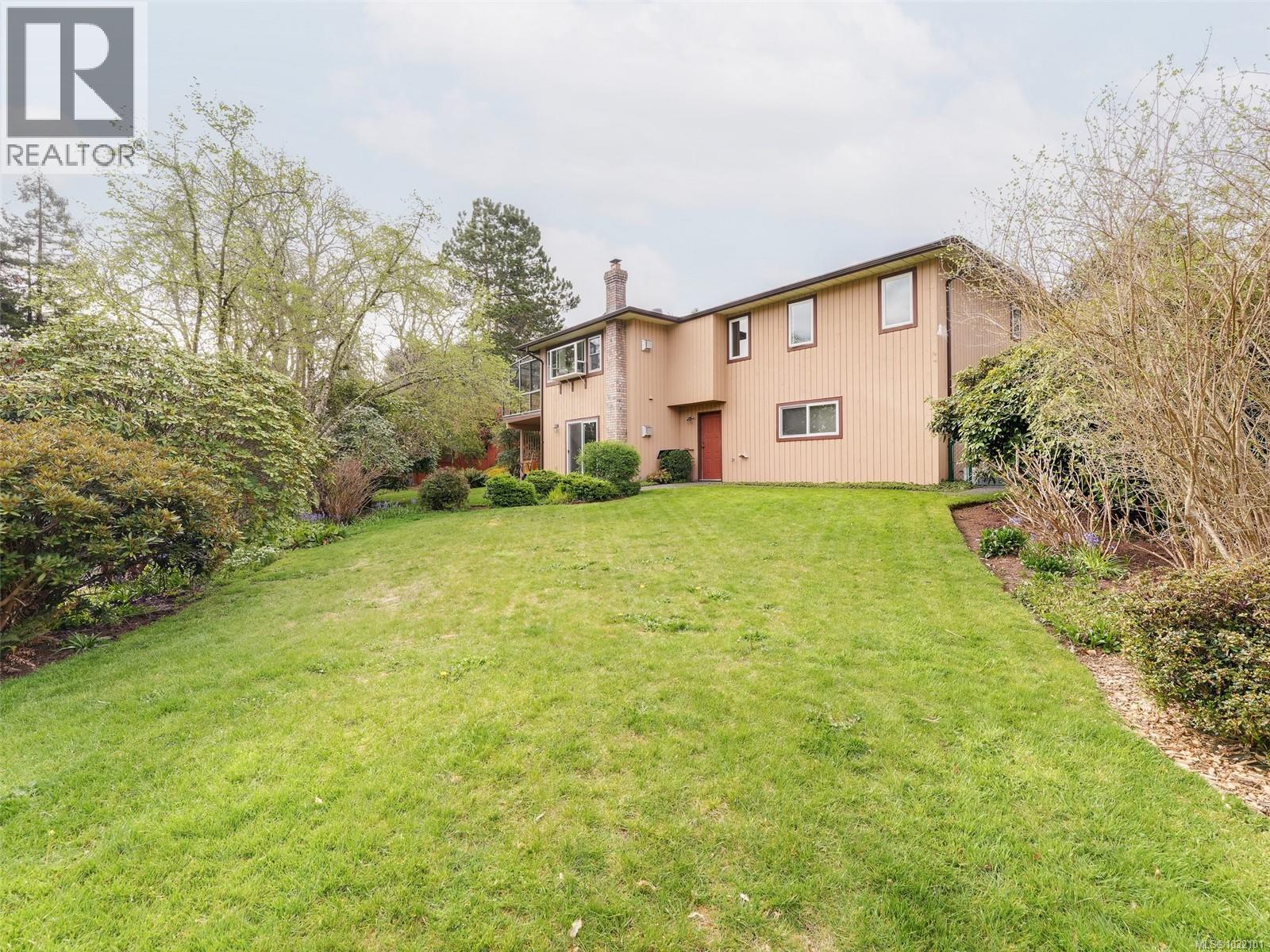  4007 Hollyridge Place, Saanich