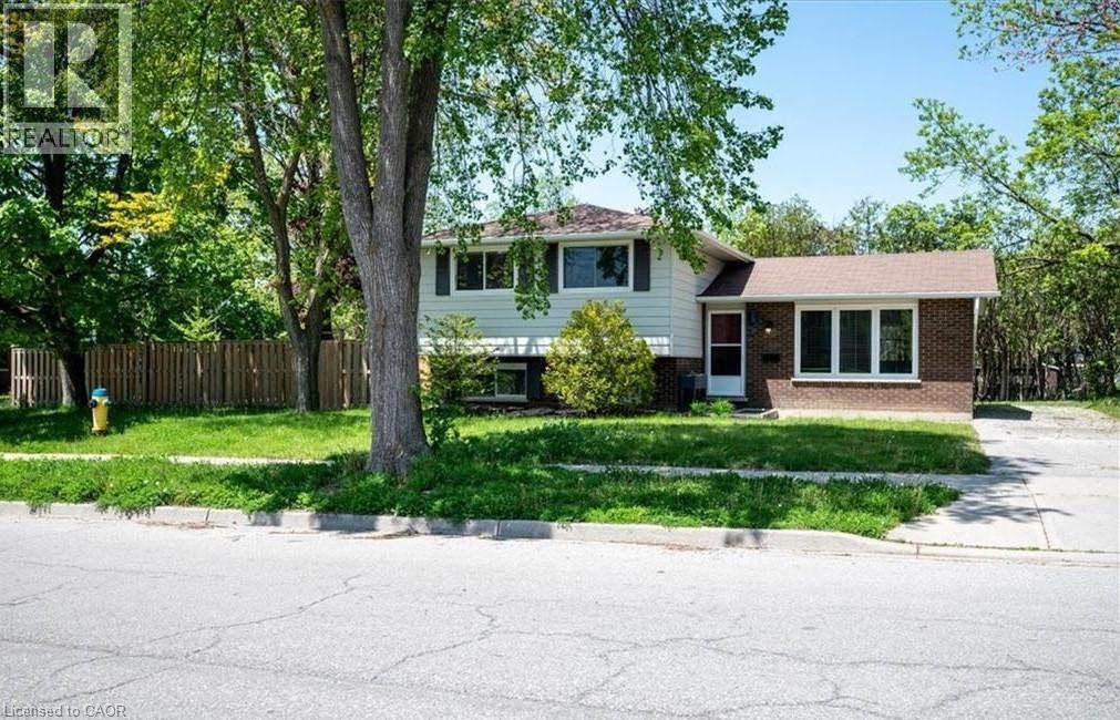 152 MACGREGOR Crescent - 1