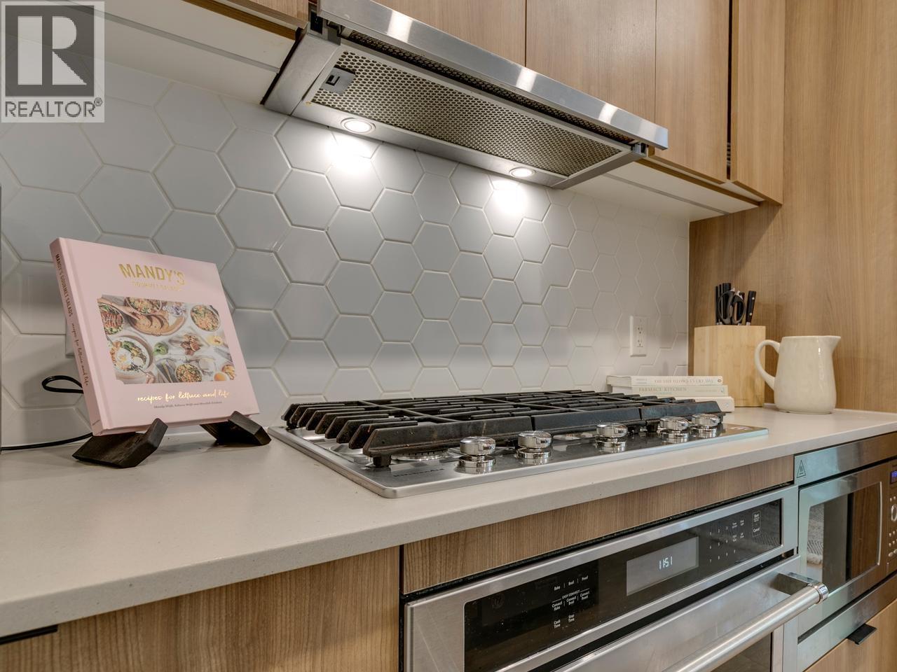 8 533 E 3RD STREET, North Vancouver