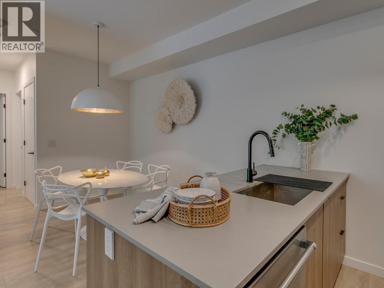 8 533 E 3RD STREET, North Vancouver