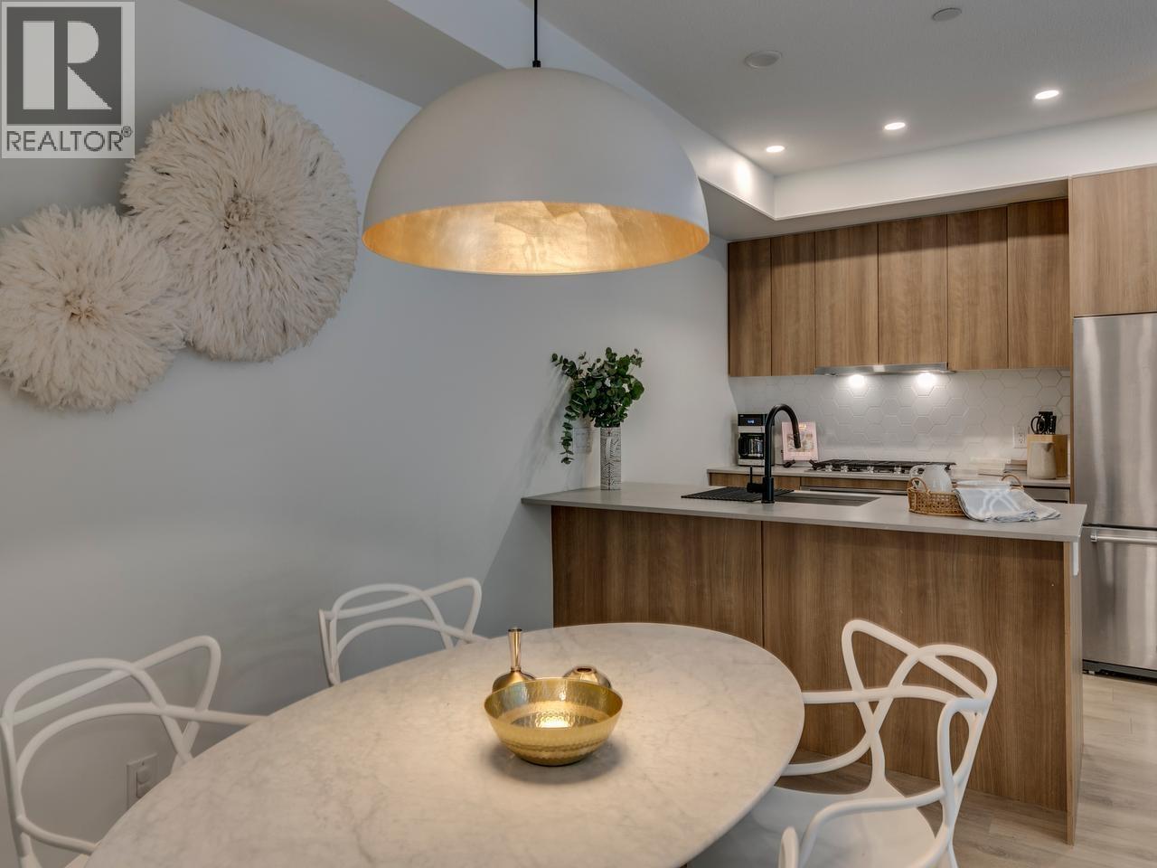 8 533 E 3RD STREET, North Vancouver