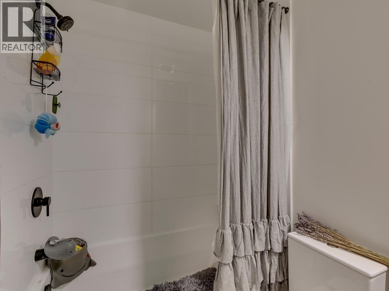 8 533 E 3RD STREET, North Vancouver