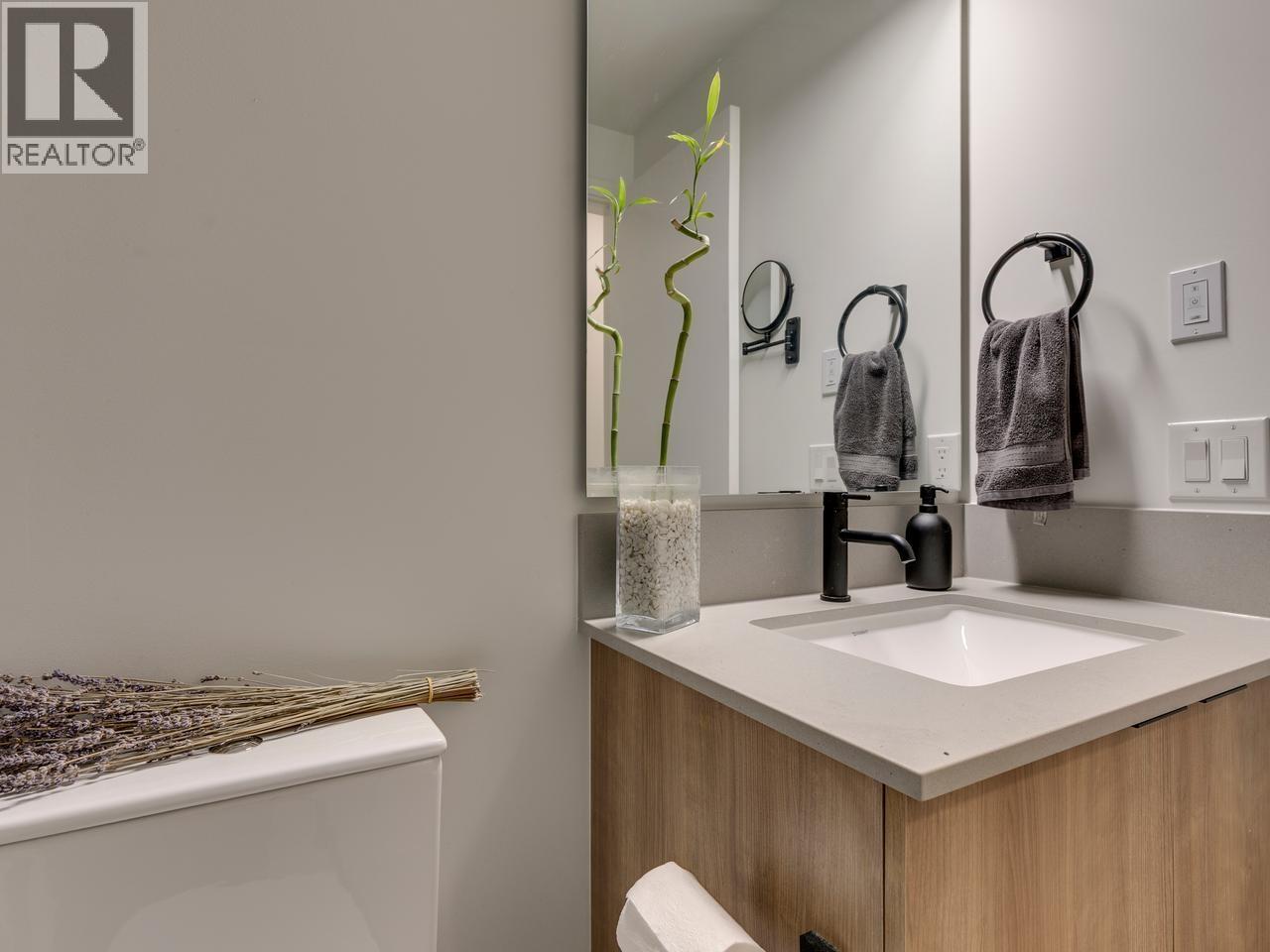 8 533 E 3RD STREET, North Vancouver