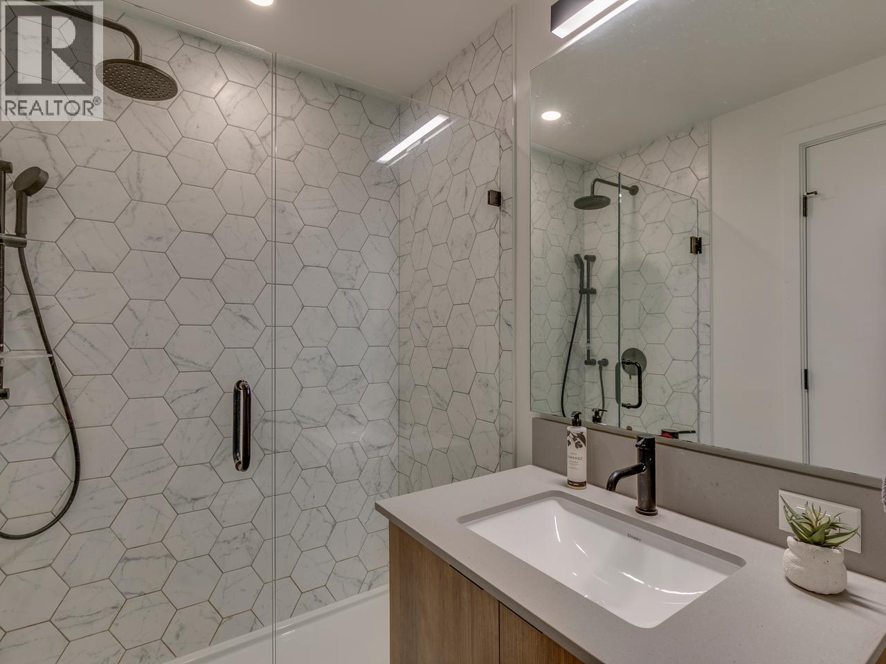 8 533 E 3RD STREET, North Vancouver