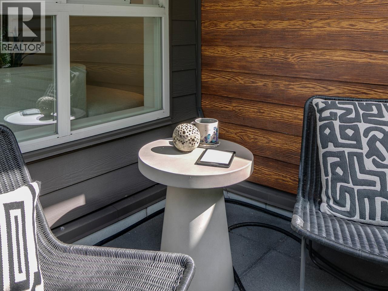 8 533 E 3RD STREET, North Vancouver